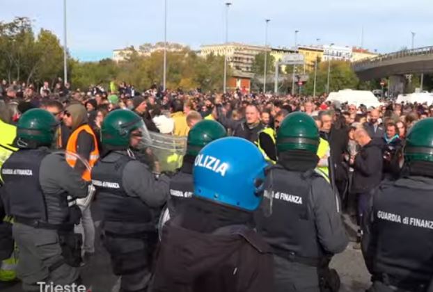 LIVE Trieste, presidio No Green Pass al porto, arriva la polizia: diretta video